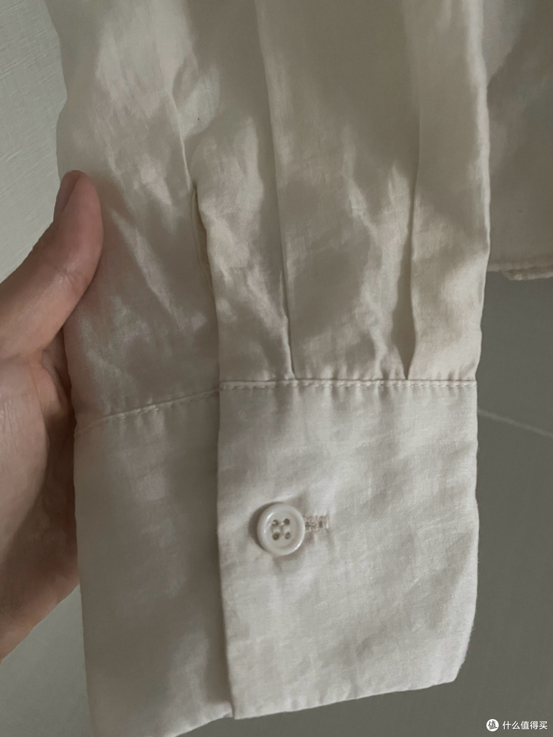 黑白之间:春日薄外套的简约哲学