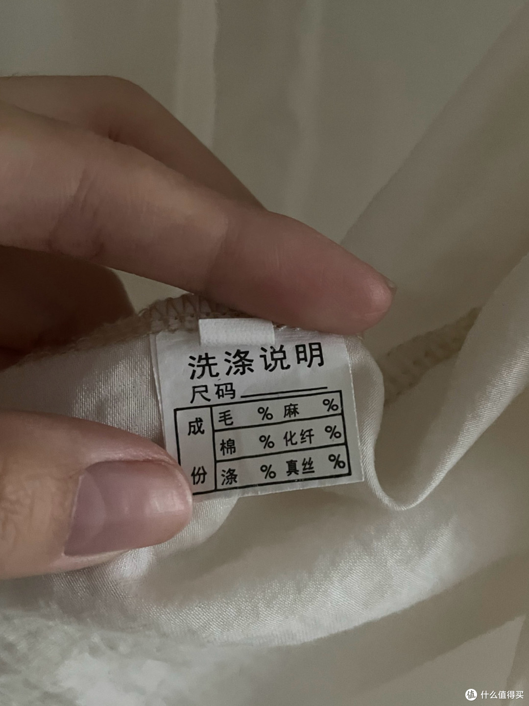黑白之间:春日薄外套的简约哲学