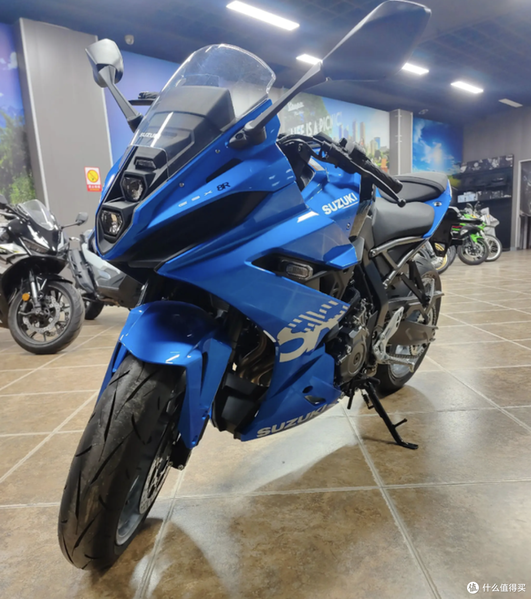 新配色登场!2026款铃木GSX-8R发布,烈焰橙更具运动气息!