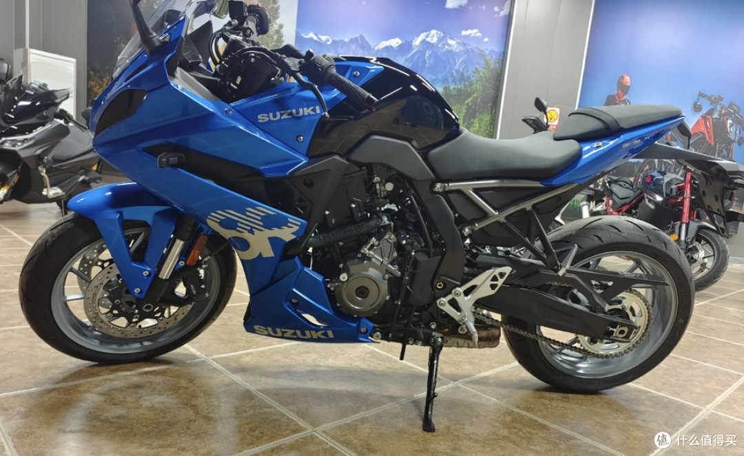 新配色登场!2026款铃木GSX-8R发布,烈焰橙更具运动气息!