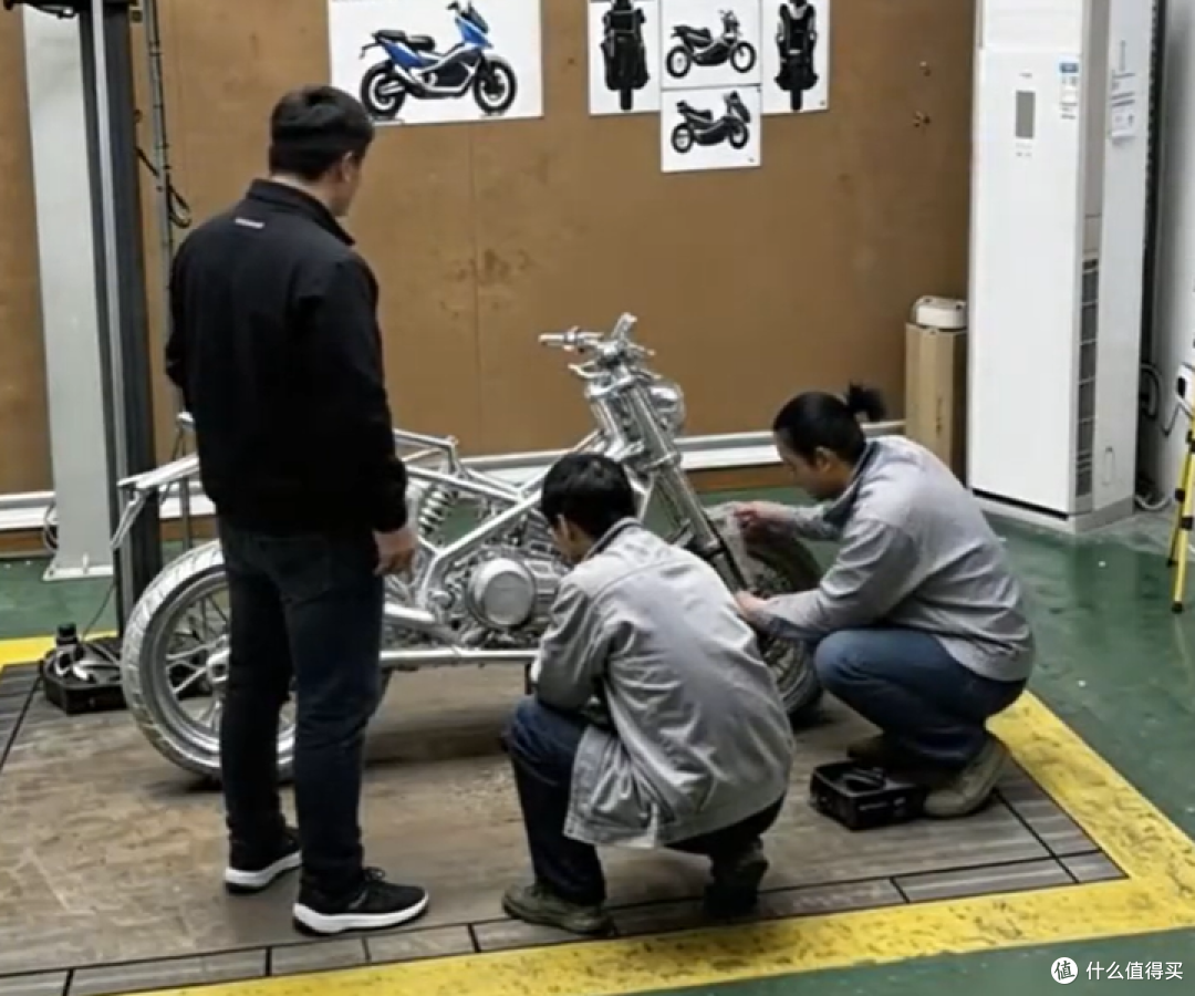 双冠加持!张雪ADV350踏板曝光:250/350双版本,运动+越野怎么玩