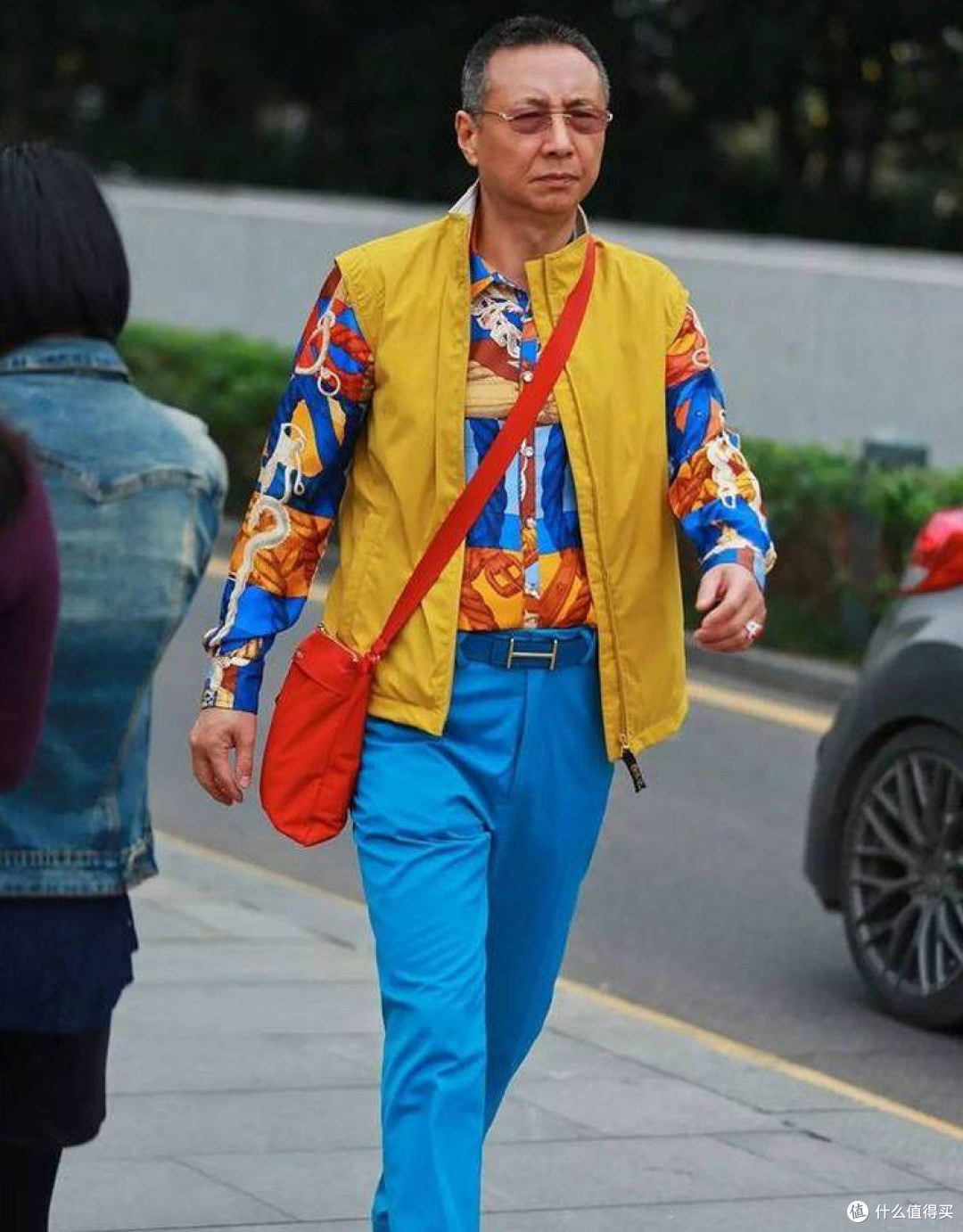 男人50岁以后，少穿这4种“老年装”，看着老土，关键还很油腻！