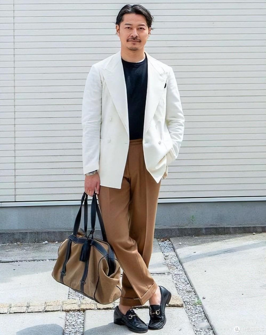 男人50岁以后，少穿这4种“老年装”，看着老土，关键还很油腻！
