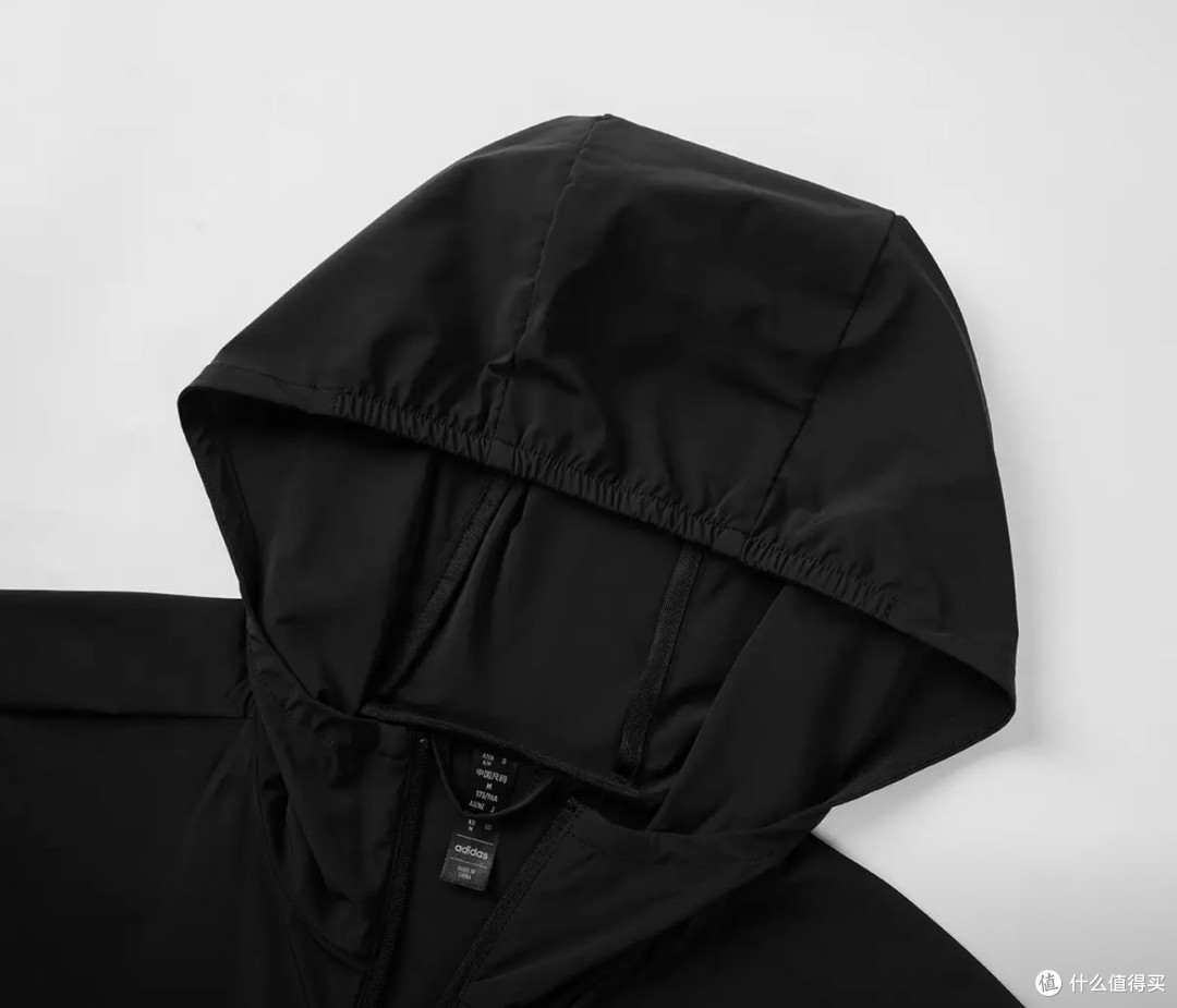 adidas春季外套：轻盈与百搭