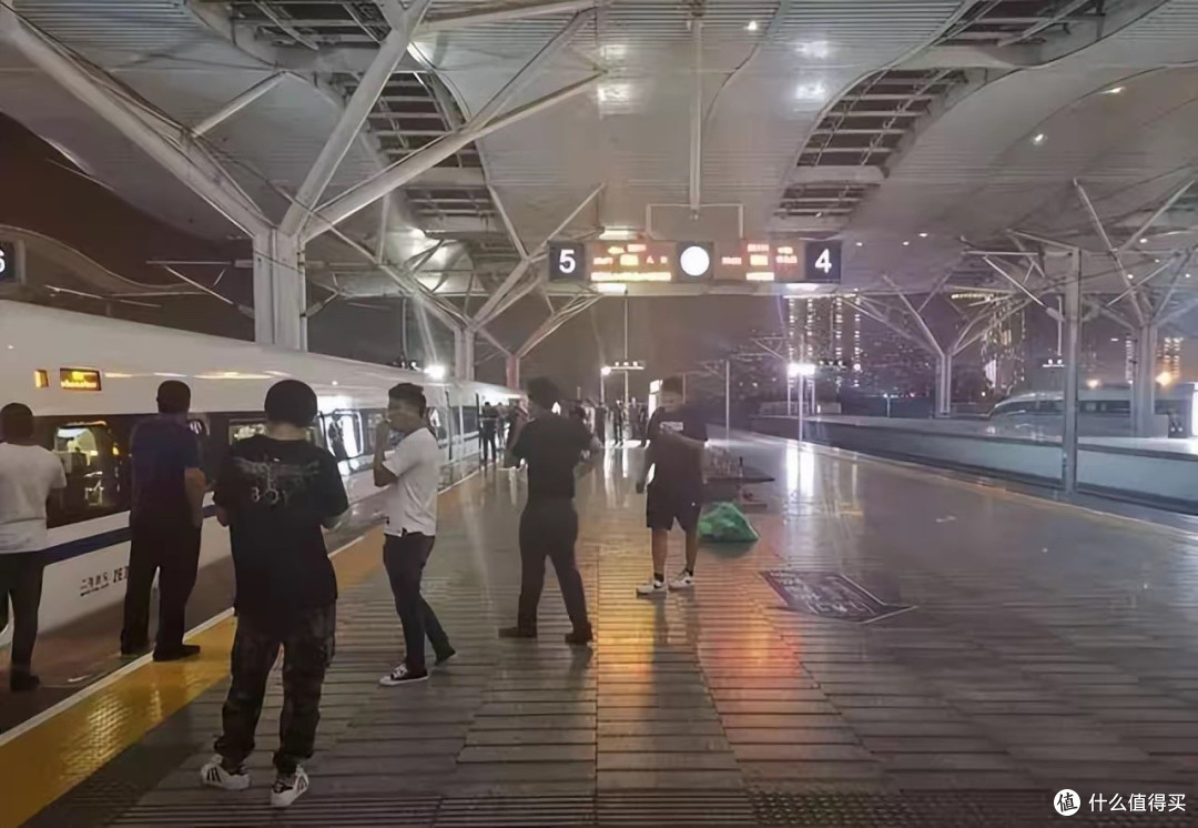 站台禁烟引争议,高铁站台到底该不该禁烟?