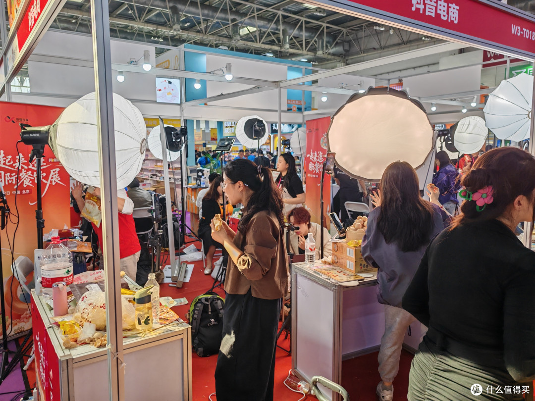解锁北京小众游:把餐饮展当乐园,免费吃遍全国拿小样