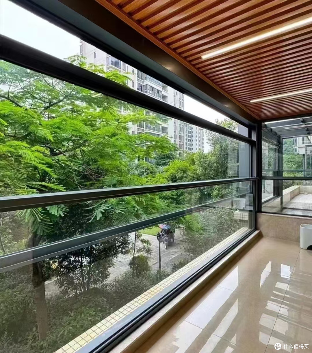 物业不让封阳台,邻居们“各显神通”的做法太绝了,实用又好看!