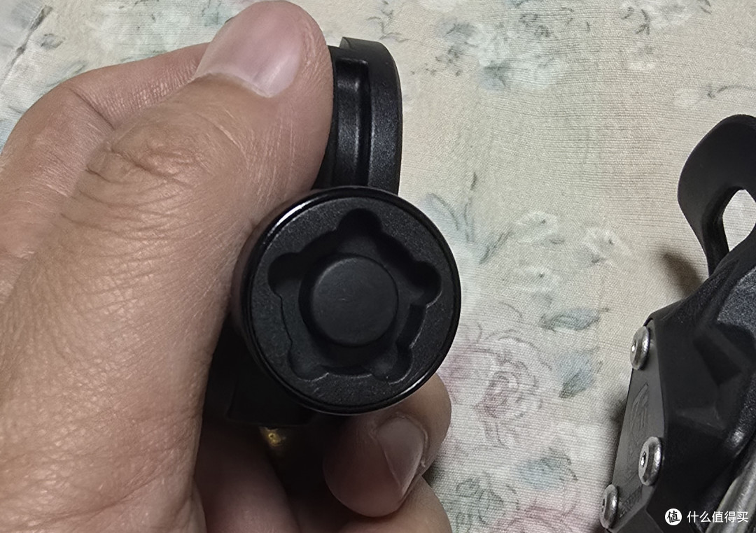 电动车杯子架凯威格和十玛两个牌子有点分不清