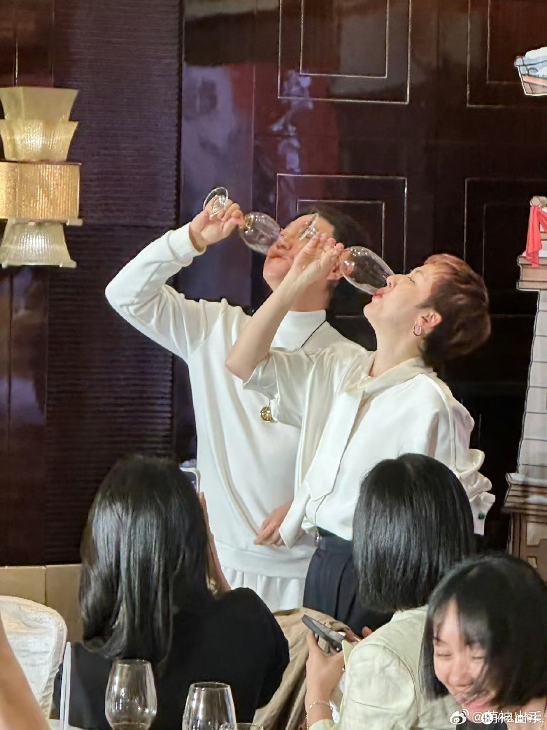 世纪大和解,张凌赫田曦薇经纪人敬酒