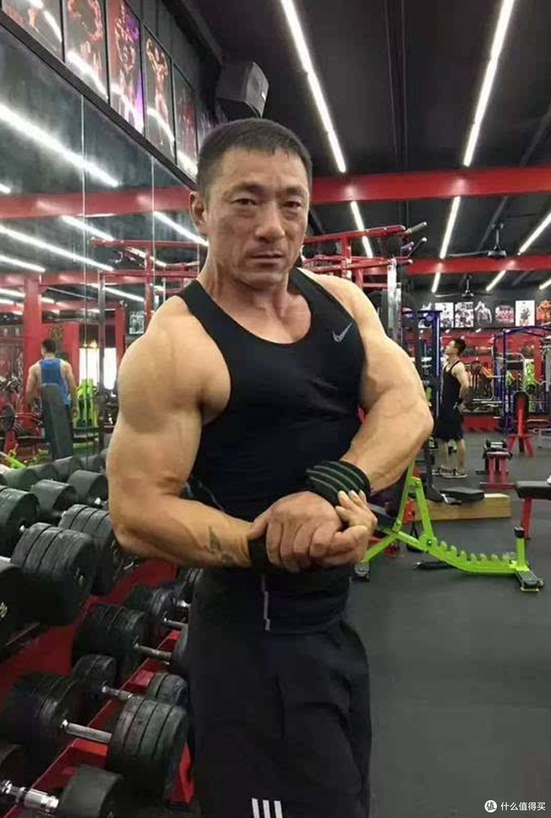 原来50岁的男人“显老元凶”，并不是白发、皱纹，而是这3个特征