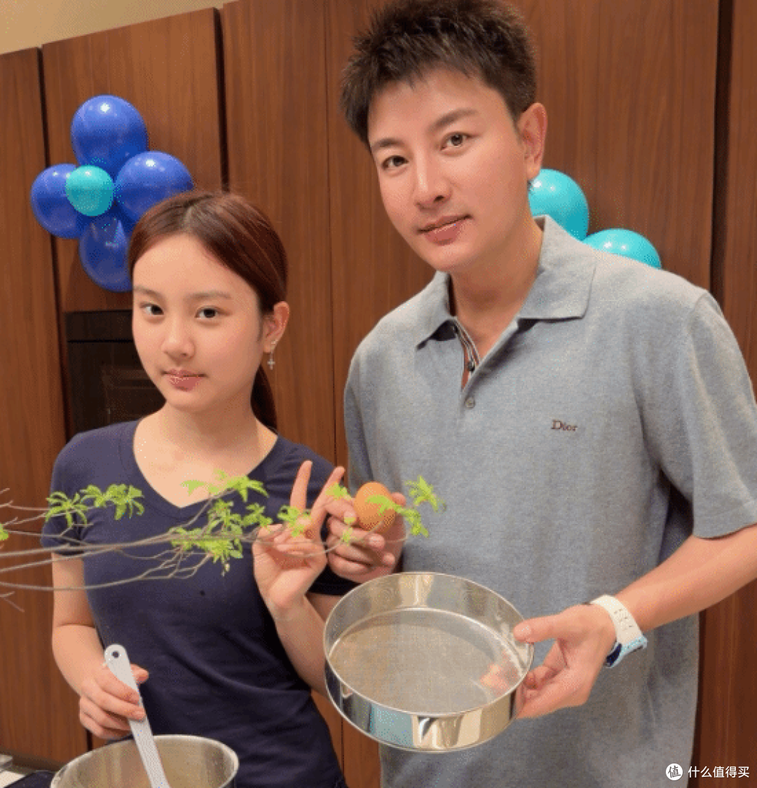 42 岁贾乃亮庆生，13 岁甜馨暖心陪伴，昔日一家三口旧照全网感慨