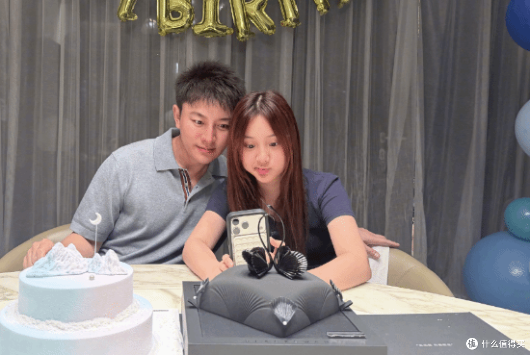 42 岁贾乃亮庆生，13 岁甜馨暖心陪伴，昔日一家三口旧照全网感慨