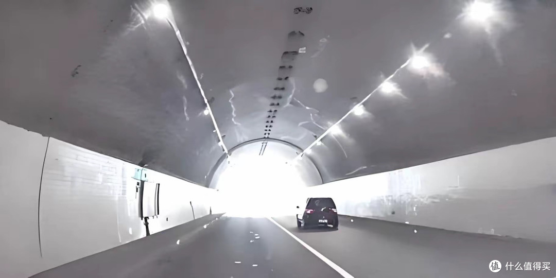隧道罚单突然翻倍!高速统一限速,80km/h为何成超速陷阱?