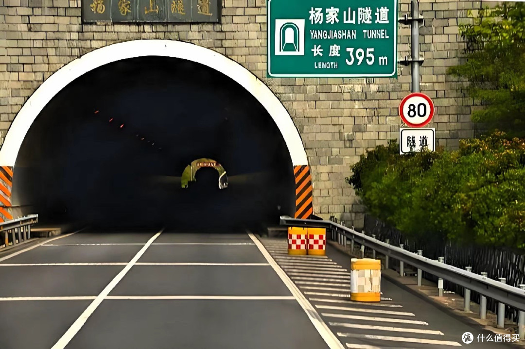 隧道罚单突然翻倍!高速统一限速,80km/h为何成超速陷阱?