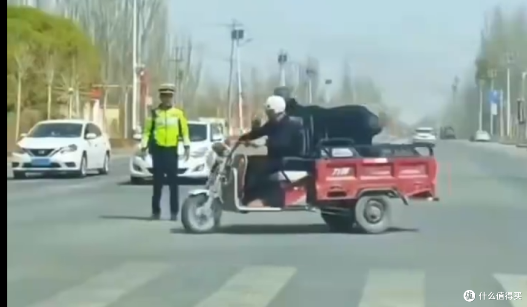 电动三轮拉的羊也戴上安全帽，给交警整不会了！