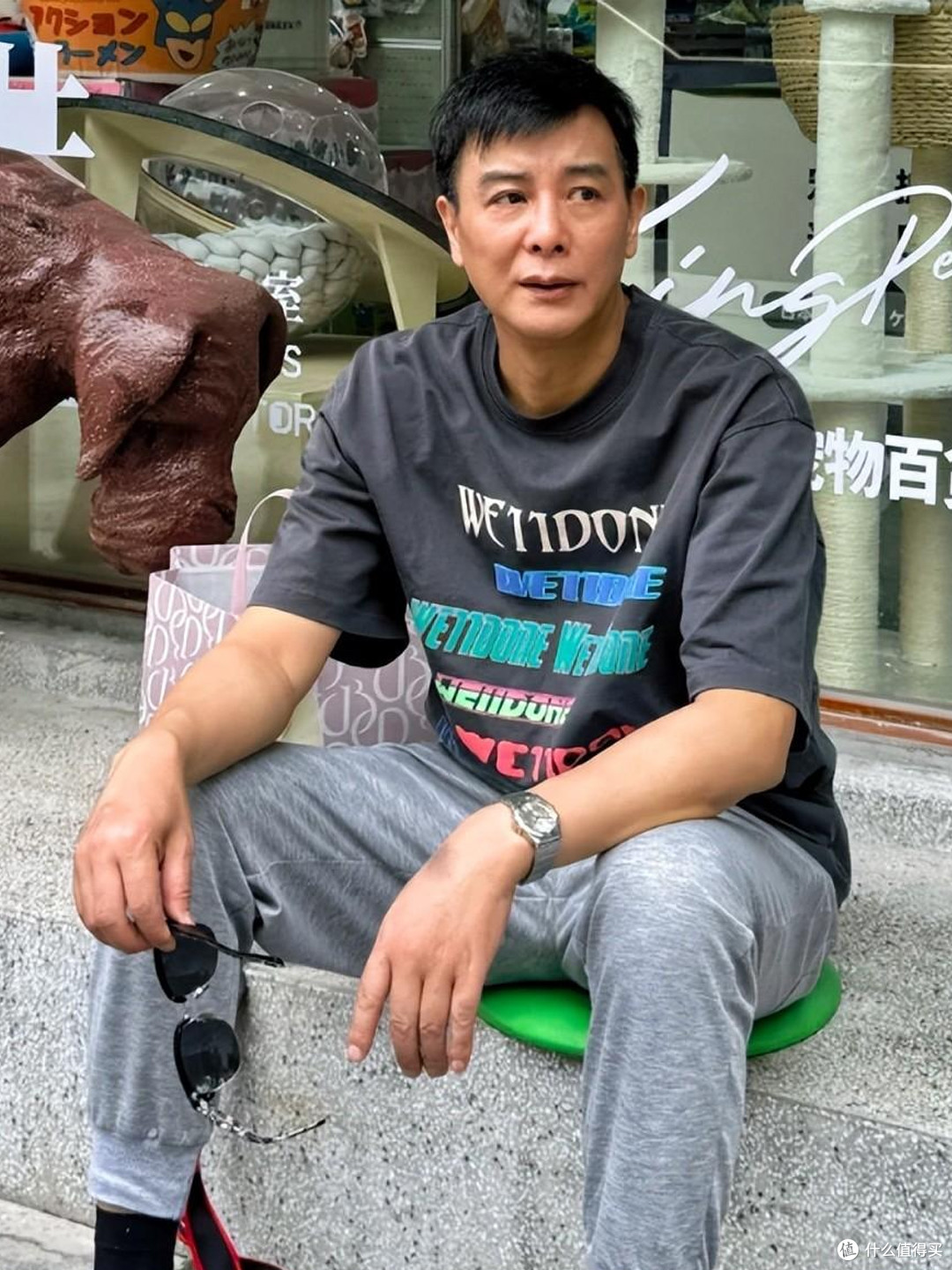 男人过了40岁后,穿T恤不要再配运动裤了!换成这3种裤子更有格调
