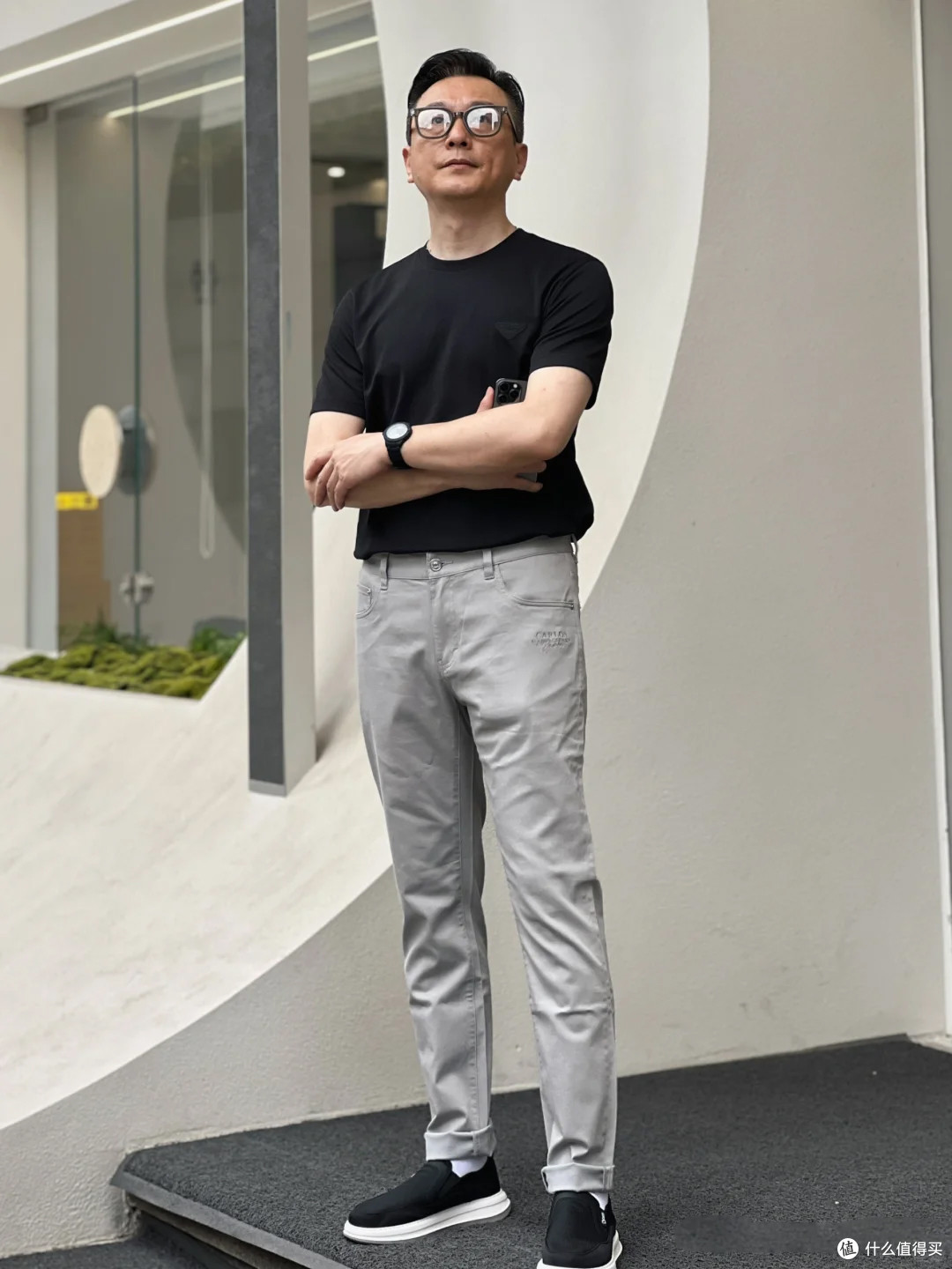 男人过了40岁后,穿T恤不要再配运动裤了!换成这3种裤子更有格调