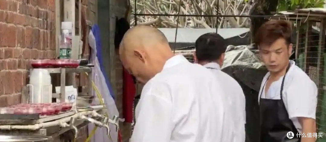 莫氏鸡煲爆火拖垮全家!两女儿累倒,老板累到想关门