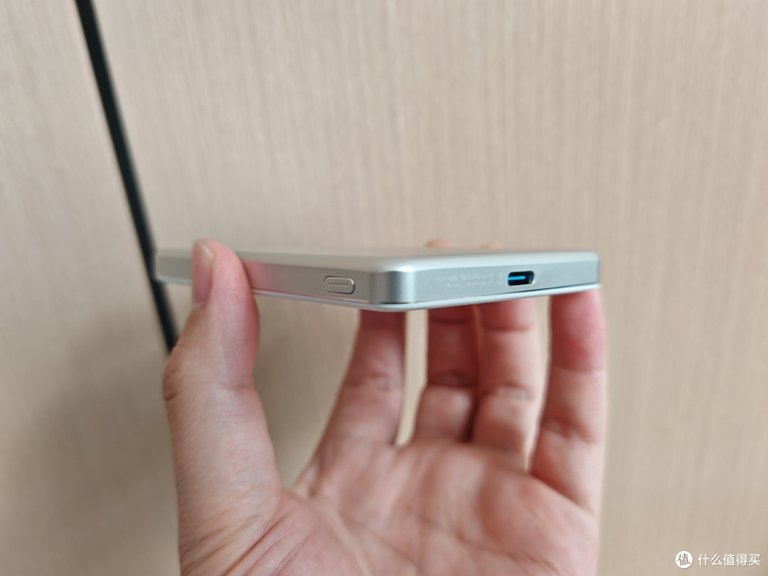 西圣PB Air实测:10000mAh仅重185g,无线快充+多设备适配太省心