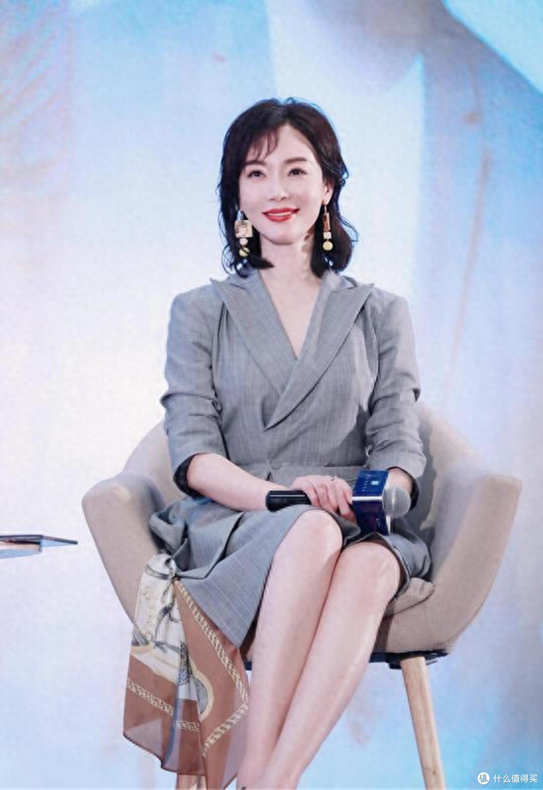 女人过了40岁后,少穿牛仔裤+T恤,学陈数的日常穿搭,优雅又高级