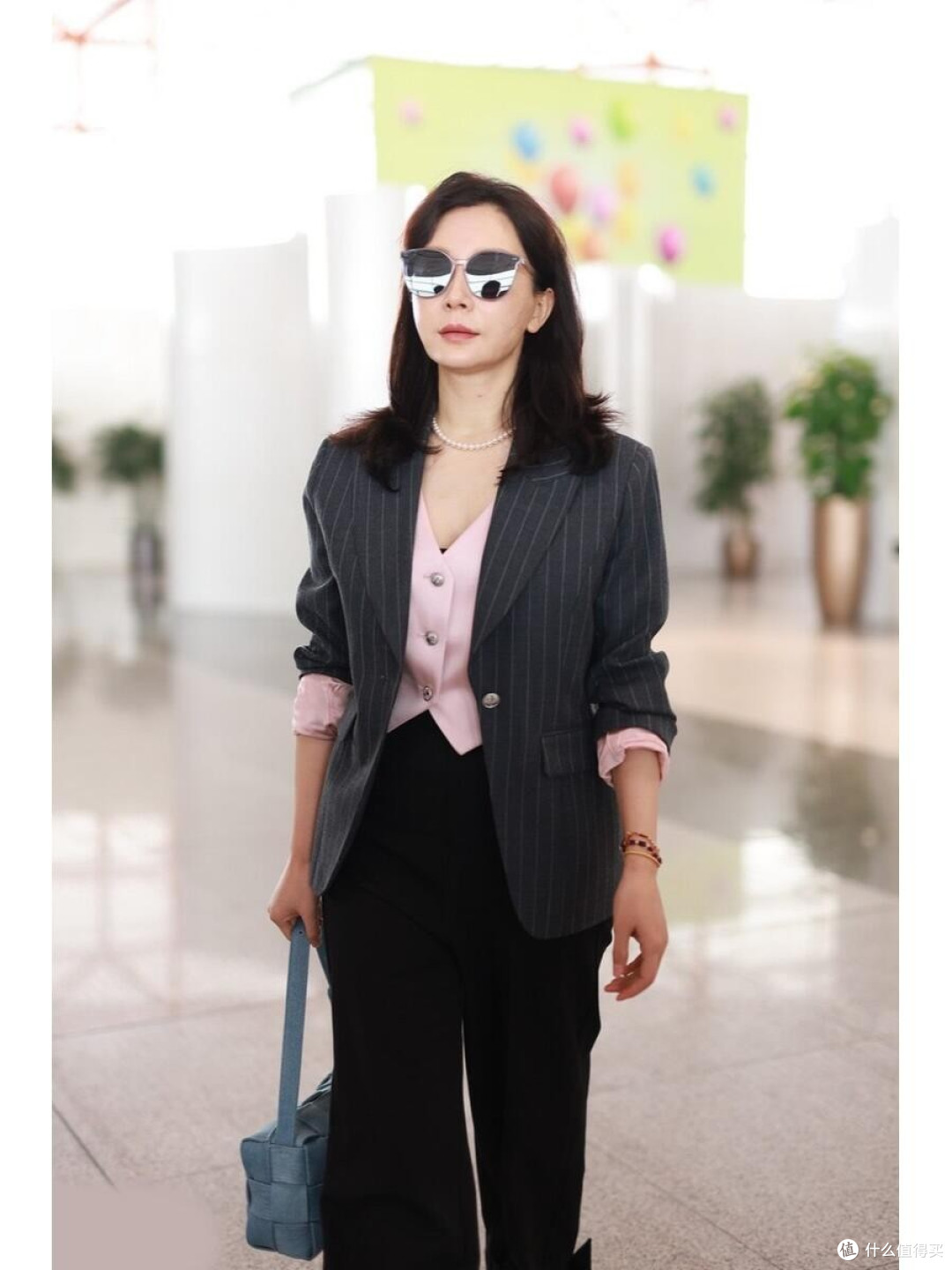 女人过了40岁后,少穿牛仔裤+T恤,学陈数的日常穿搭,优雅又高级