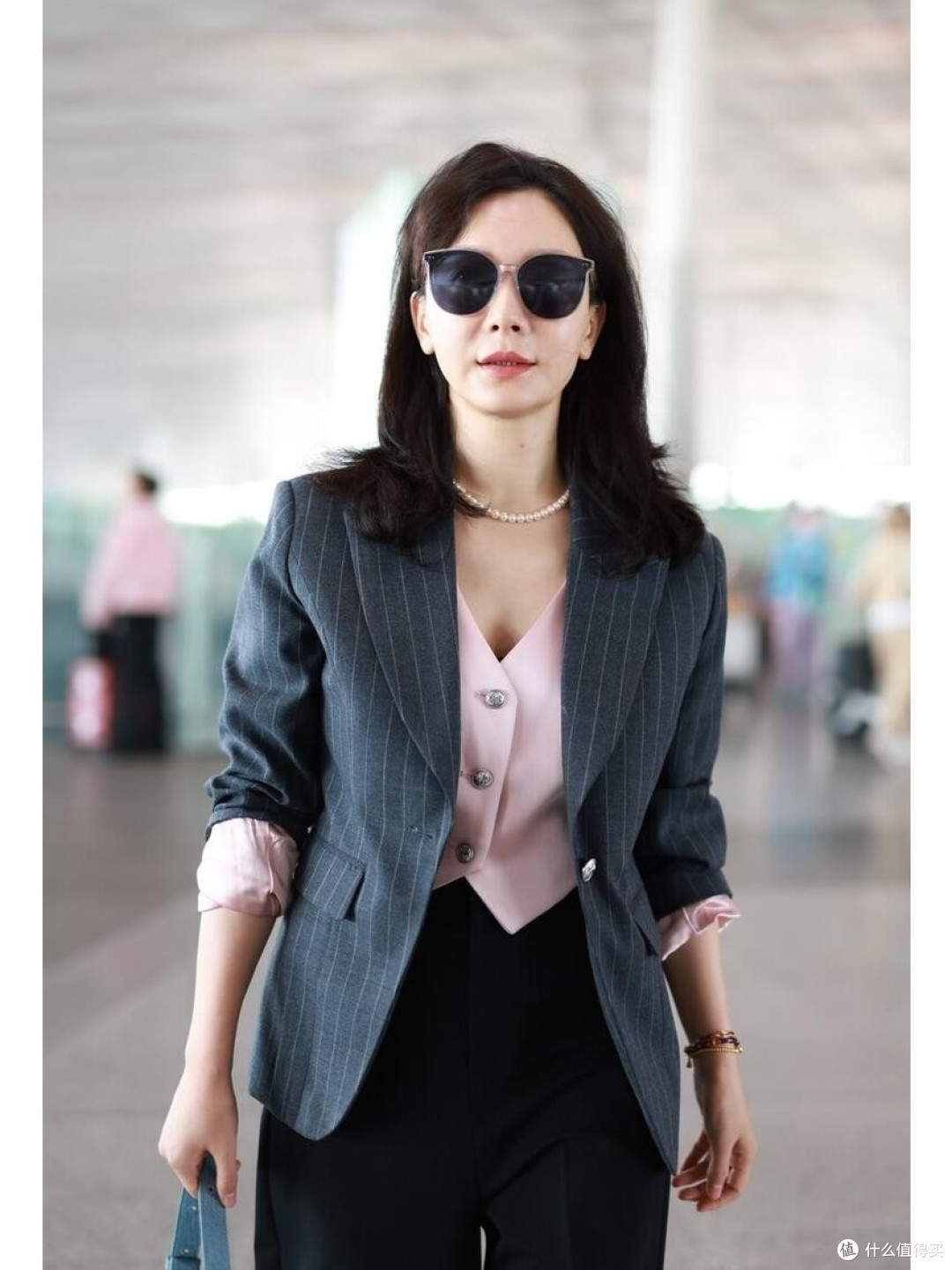 女人过了40岁后,少穿牛仔裤+T恤,学陈数的日常穿搭,优雅又高级