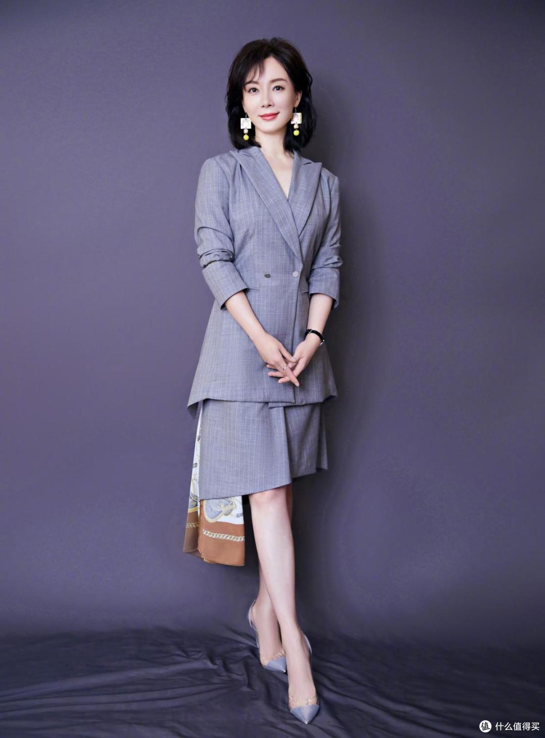 女人过了40岁后,少穿牛仔裤+T恤,学陈数的日常穿搭,优雅又高级