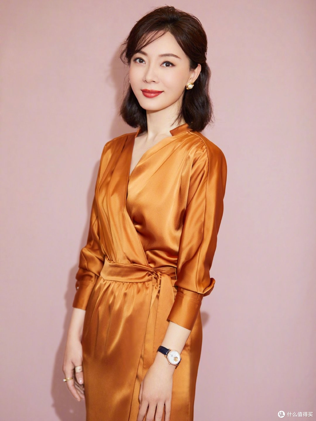 女人过了40岁后,少穿牛仔裤+T恤,学陈数的日常穿搭,优雅又高级