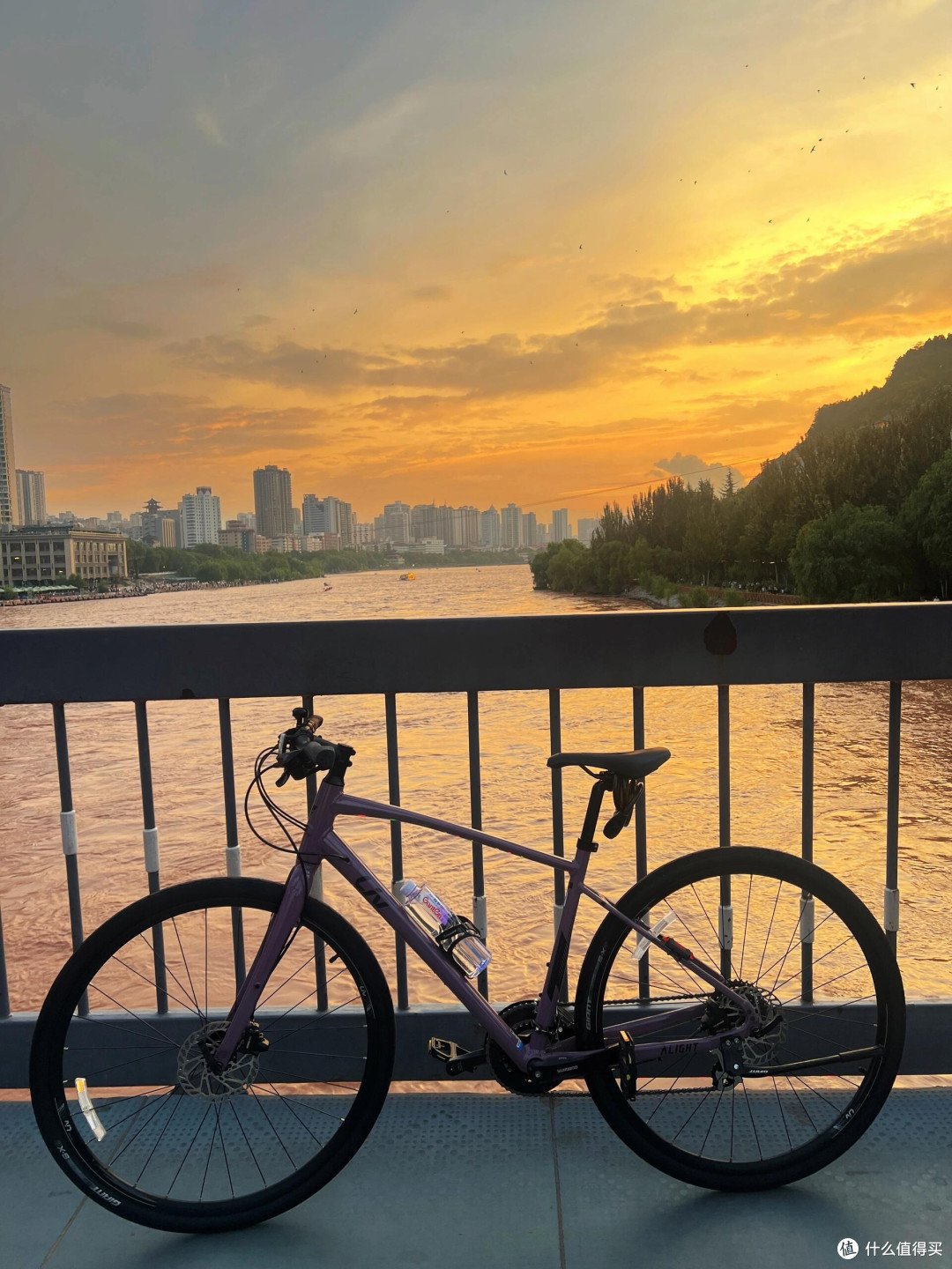 骑行风夹克的实用与颜值之辩