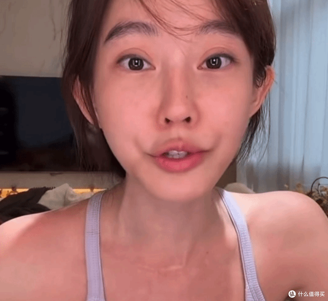 冯提莫直播自曝整容:泪沟填充 + 双眼皮多次修复,像被菜刀割过