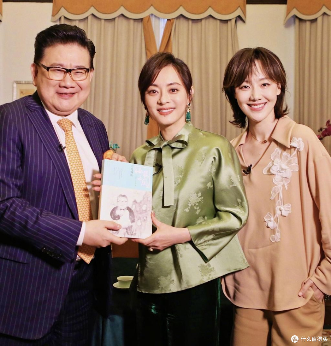 孙俪的春季新穿法:美拉德外套+阔腿裤,时髦减龄,高级又随性!