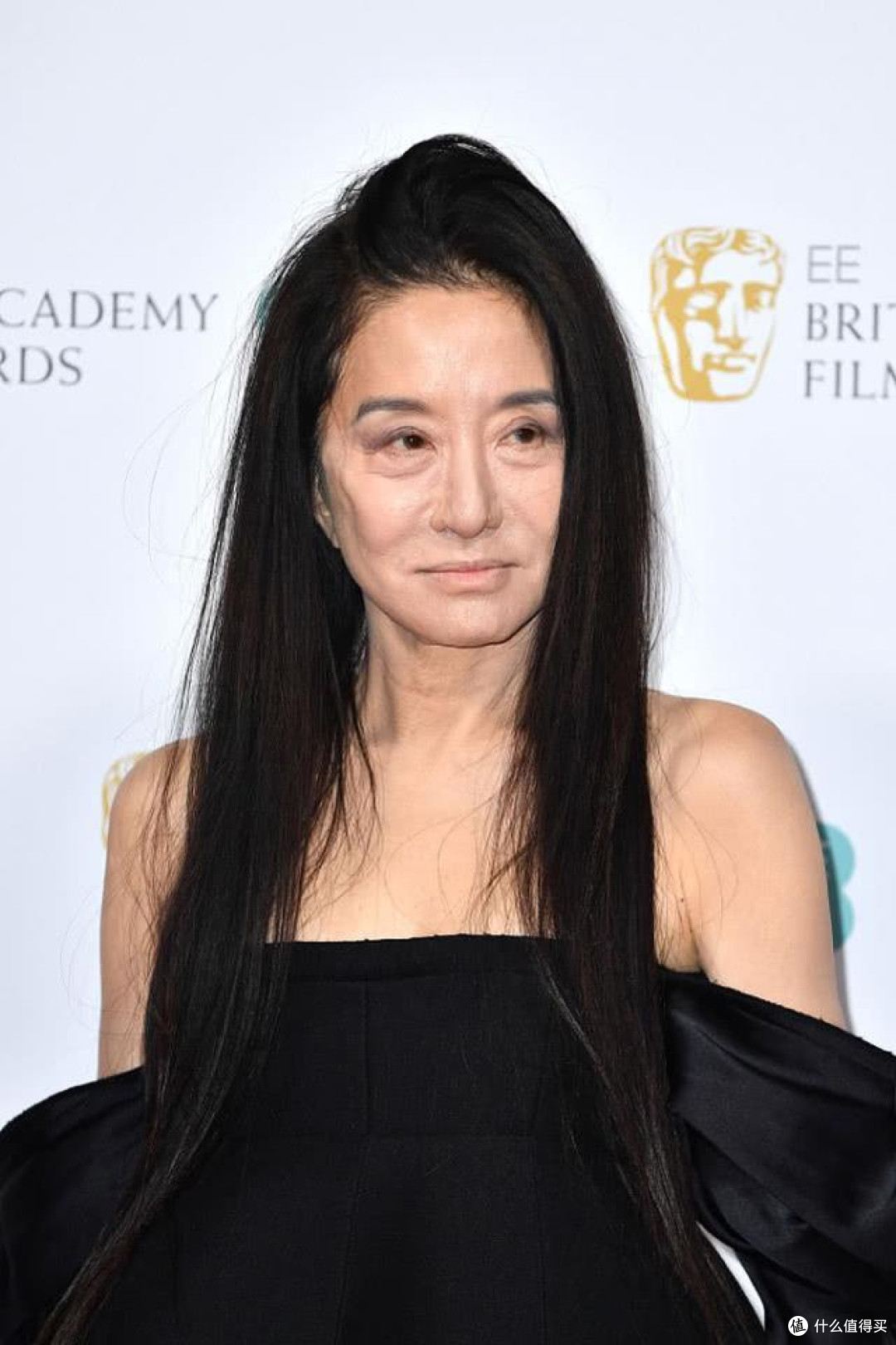 七八十岁的女人,发型尽量不要烫小卷、黑长直,这些发型更洋气!