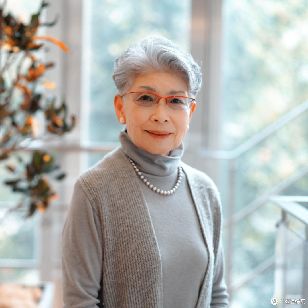 七八十岁的女人,发型尽量不要烫小卷、黑长直,这些发型更洋气!