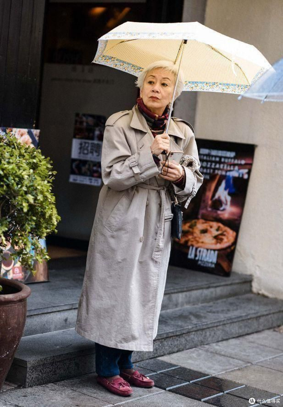 七八十岁的女人,发型尽量不要烫小卷、黑长直,这些发型更洋气!