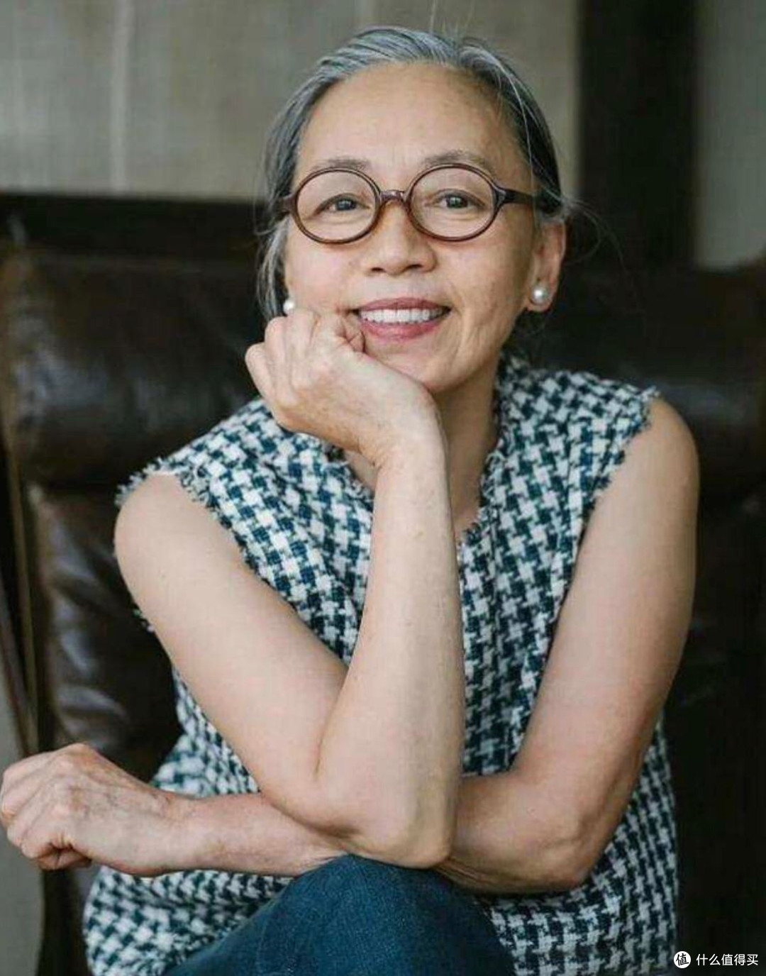 七八十岁的女人,发型尽量不要烫小卷、黑长直,这些发型更洋气!