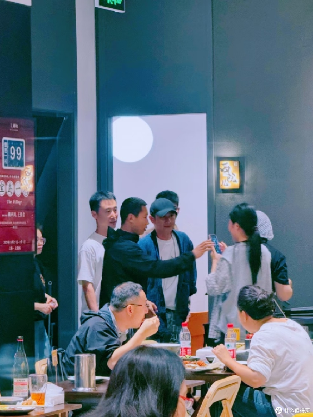 一碗陕面贵不贵?文章亲自端盘擦桌,网友:这“情怀税”交得值!