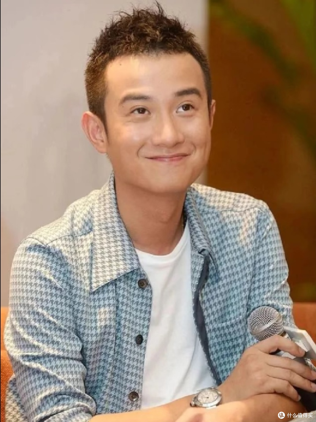 一碗陕面贵不贵?文章亲自端盘擦桌,网友:这“情怀税”交得值!