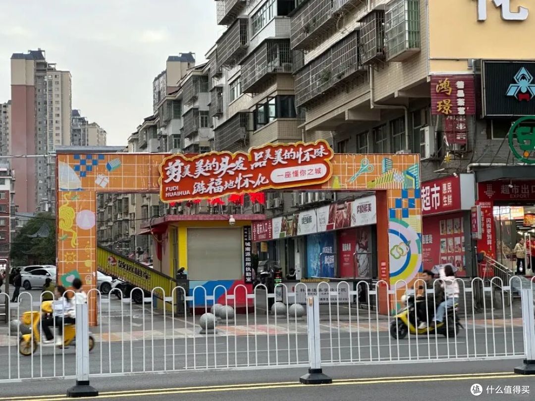 从莫氏鸡煲到“鸡排哥”,普通人爆火真能带火一座城?