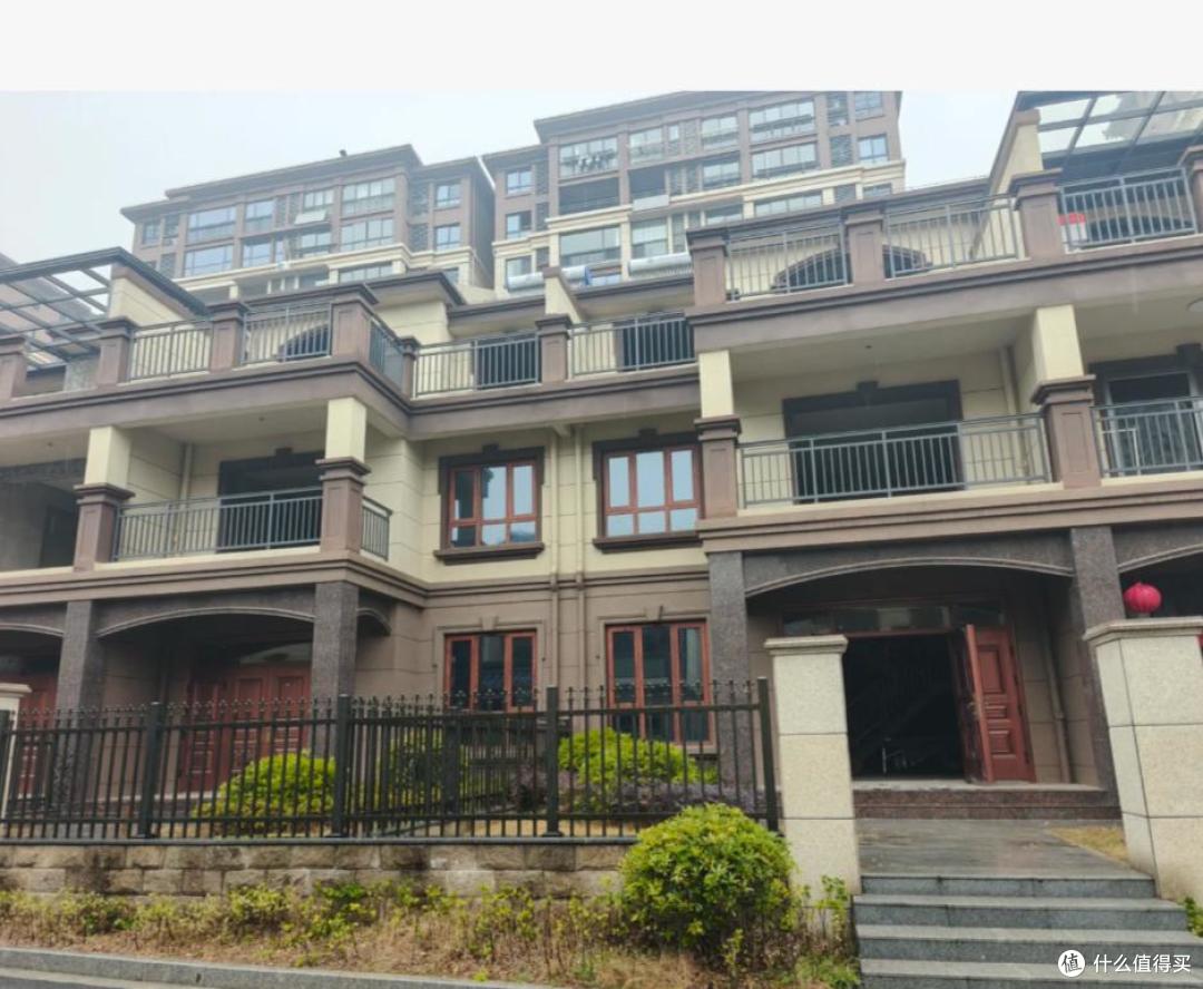 普通家庭千万不要买“小联排别墅”,看着很高级,住着却难受!