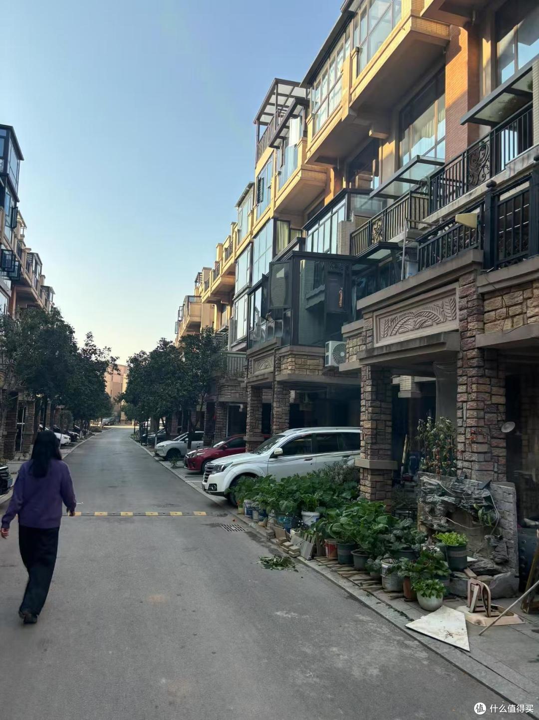 普通家庭千万不要买“小联排别墅”,看着很高级,住着却难受!