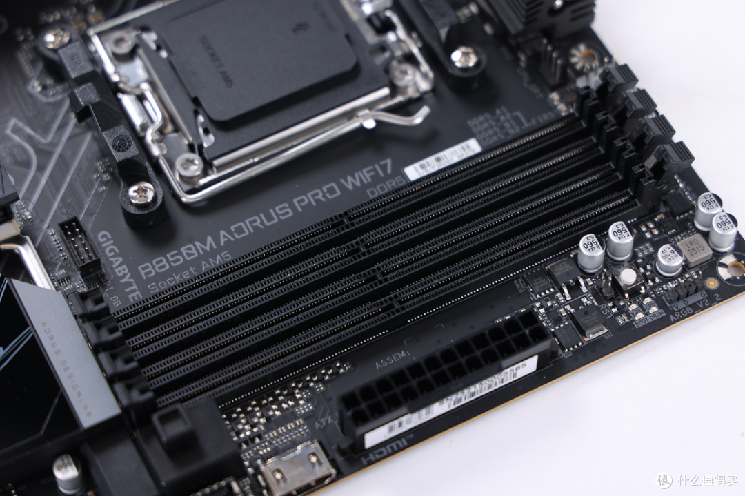能打好看桌面立式小钢炮:98X3D+B850M电竞雕+5080黑金+CH270机箱