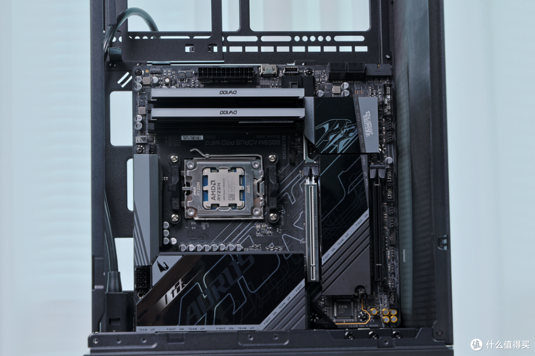 能打好看桌面立式小钢炮:98X3D+B850M电竞雕+5080黑金+CH270机箱