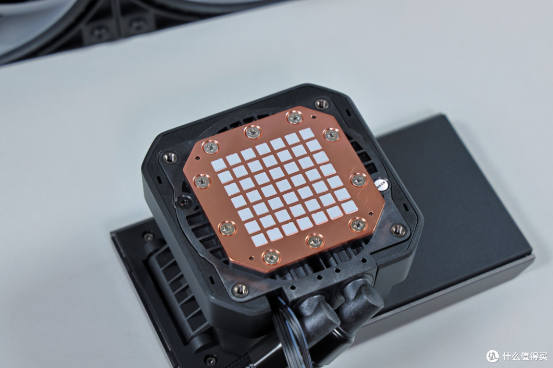 能打好看桌面立式小钢炮:98X3D+B850M电竞雕+5080黑金+CH270机箱