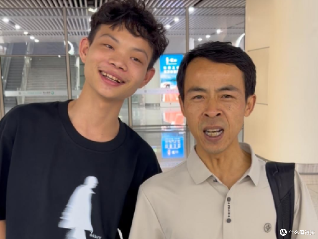 鸡界顶流合体！鸡排哥烤鸡少年打卡莫氏鸡煲