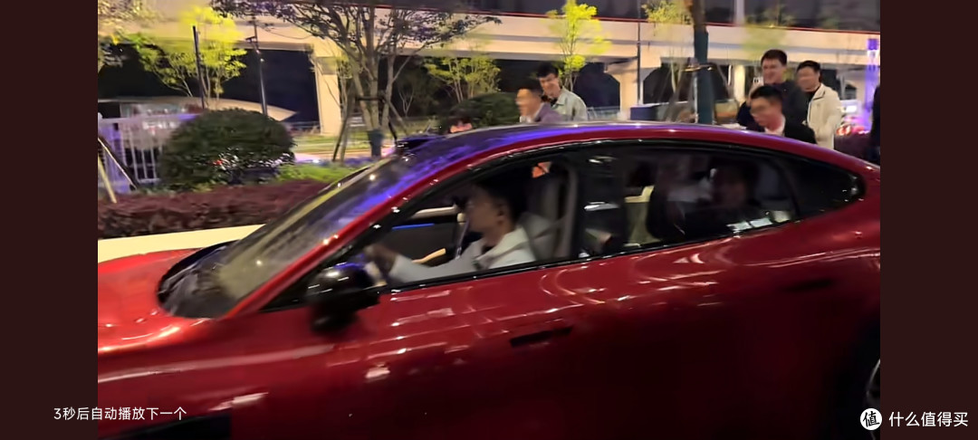 雷军实测小米汽车续航超长,百车陪跑,上海终点千人围观堪比明星