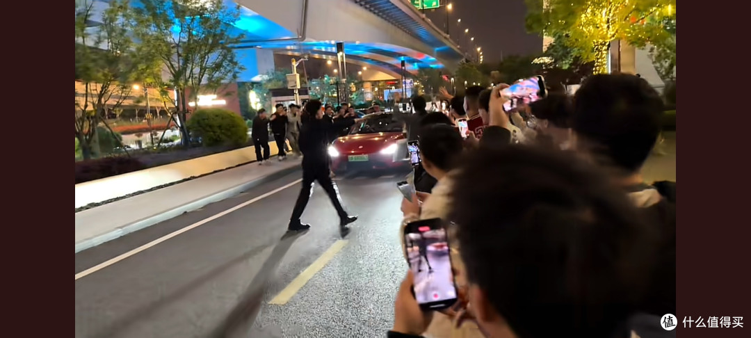 雷军实测小米汽车续航超长,百车陪跑,上海终点千人围观堪比明星
