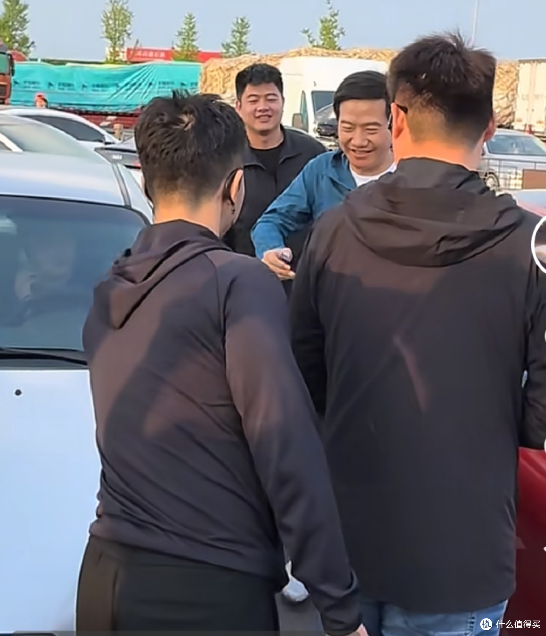 雷军实测小米汽车续航超长,百车陪跑,上海终点千人围观堪比明星