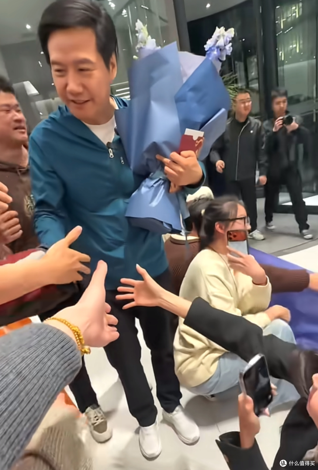 雷军实测小米汽车续航超长,百车陪跑,上海终点千人围观堪比明星
