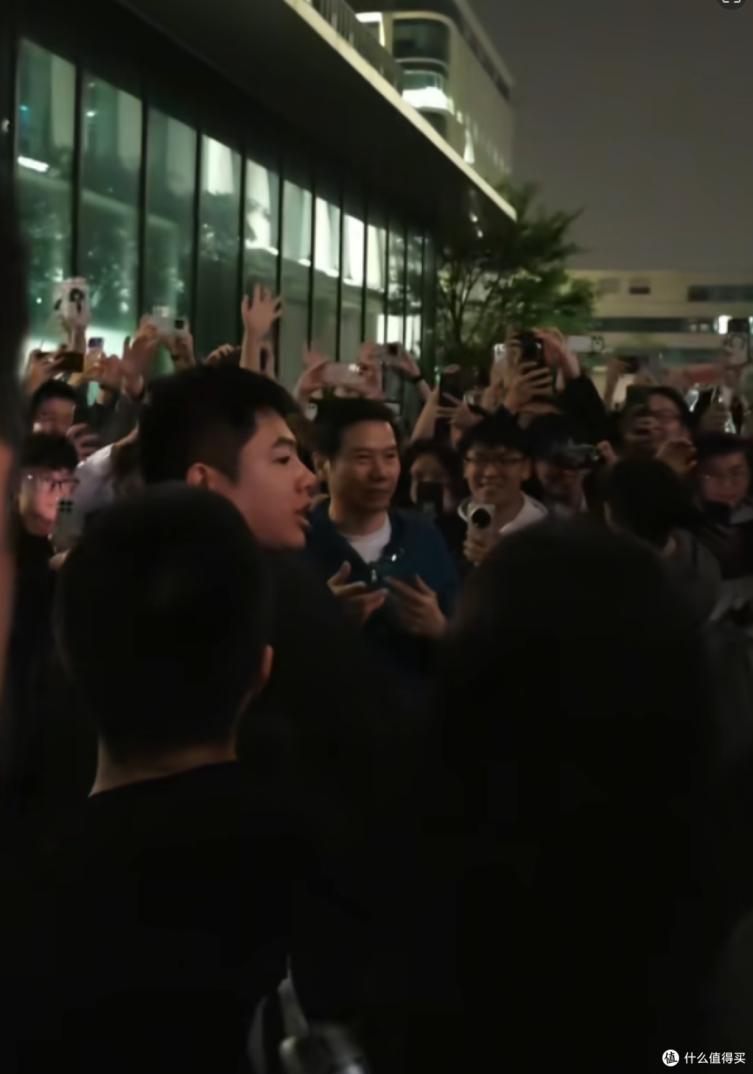 雷军实测小米汽车续航超长,百车陪跑,上海终点千人围观堪比明星