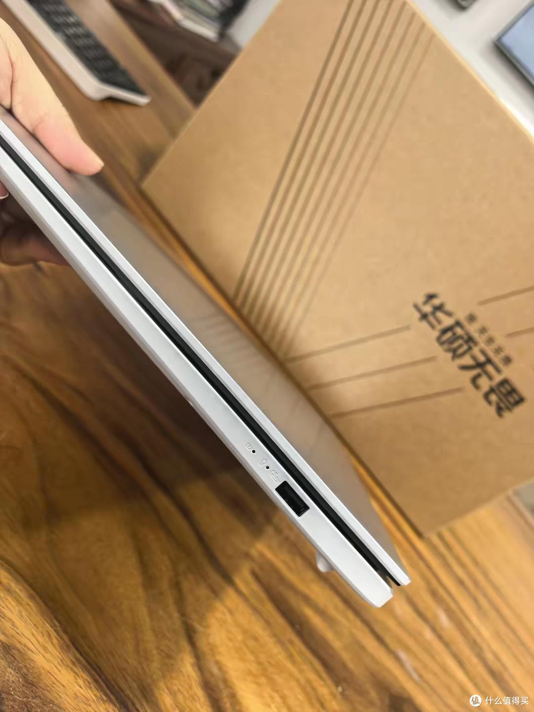 华硕无畏16:春日焕新高效大屏本